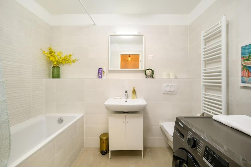 B104 - Liberty Bridge Lovely Home With Free Parking Будапеща Екстериор снимка