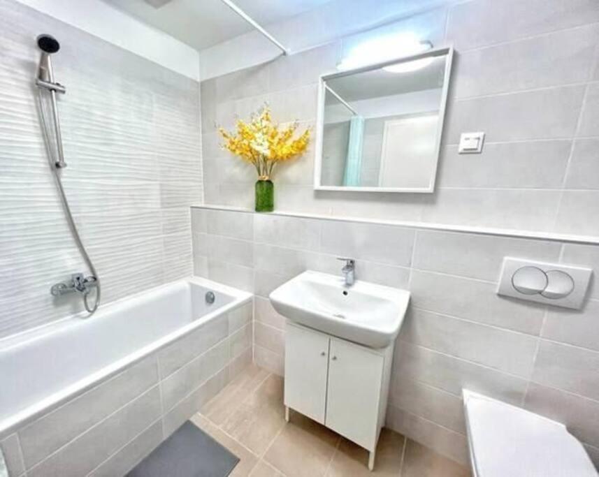 B104 - Liberty Bridge Lovely Home With Free Parking Будапеща Екстериор снимка